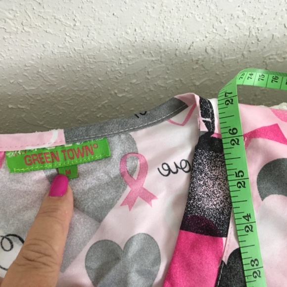 SCRUB TOWN WOMAN SIZE MEDIUM CANCER SUPPORT NURSE'S SCRUB - Picture 4 of 4